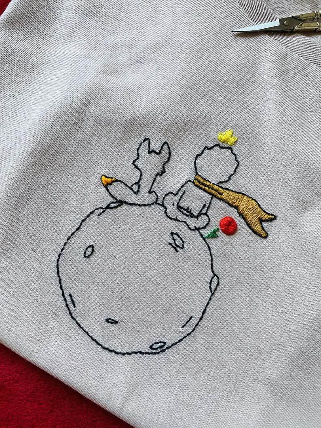 Tricou unisex brodat manual Micul Print - îmbrăcăminte și modă - haine damă - tricou și top de damă - Artynos.ro Tricou unisex brodat manual Micul Print - îmbrăcăminte și modă - haine damă - tricou și top de damă - Artynos.ro
