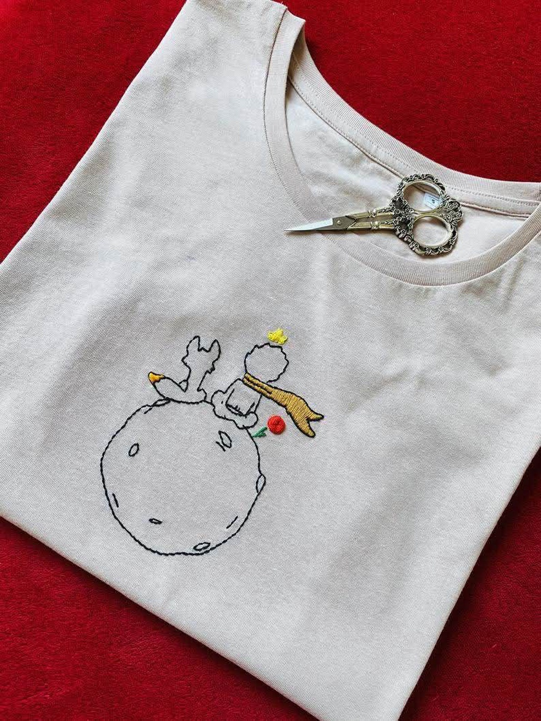 Tricou unisex brodat manual Micul Print - îmbrăcăminte și modă - haine damă - tricou și top de damă - Artynos.ro Tricou unisex brodat manual Micul Print - îmbrăcăminte și modă - haine damă - tricou și top de damă - Artynos.ro