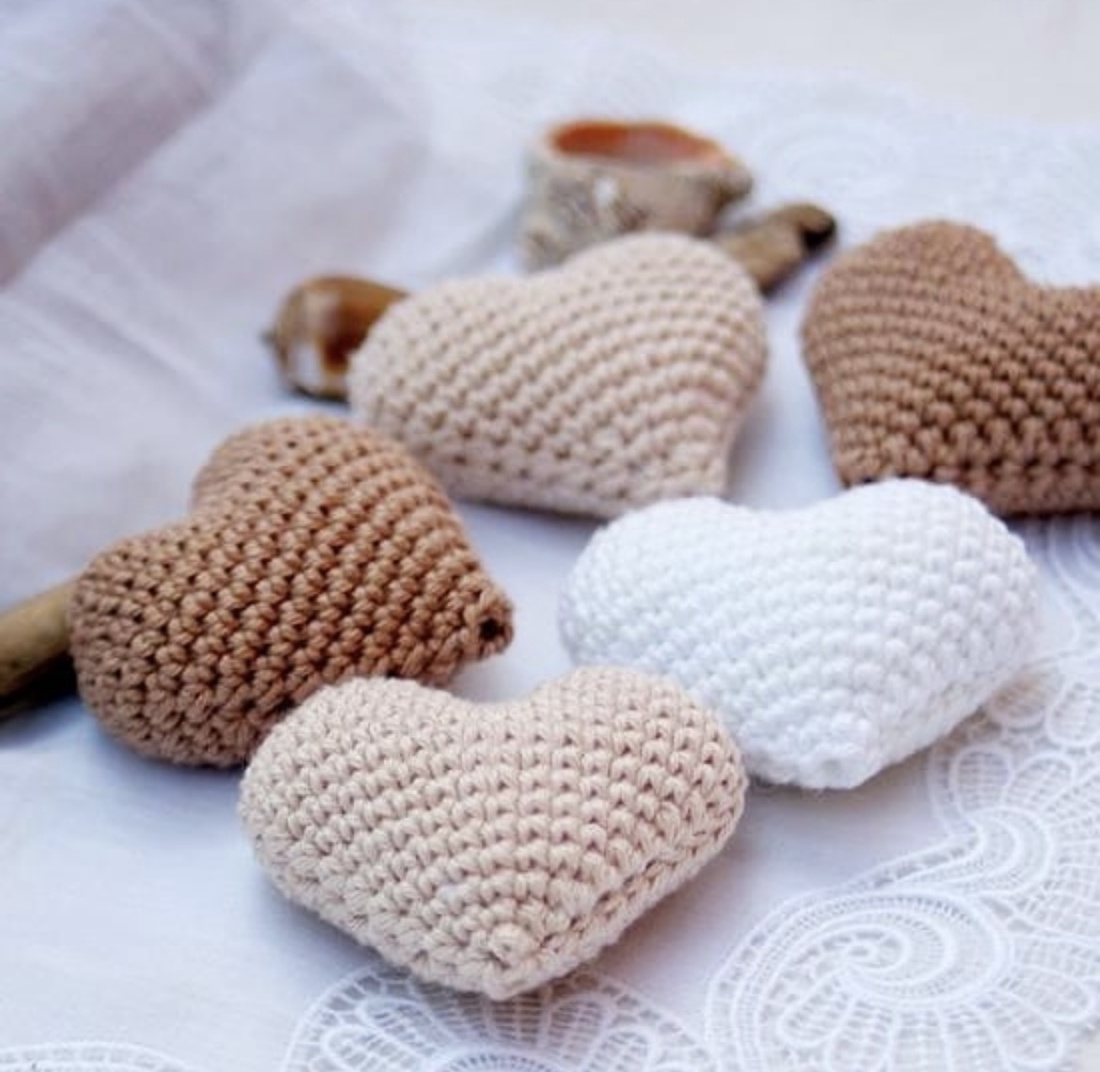 Inimioare deco parfumate - arte vizuale și accesorii - imagini cu broderii - alte tablouri textil - Artynos.ro Inimioare deco parfumate - arte vizuale și accesorii - imagini cu broderii - alte tablouri textil - Artynos.ro