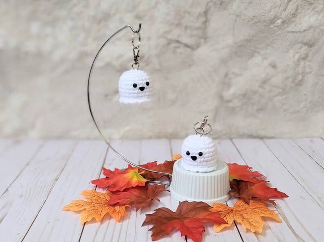 Breloc crosetat fantoma - geantă și husă - accesorii genți - breloc - Artynos.ro Breloc crosetat fantoma - geantă și husă - accesorii genți - breloc - Artynos.ro