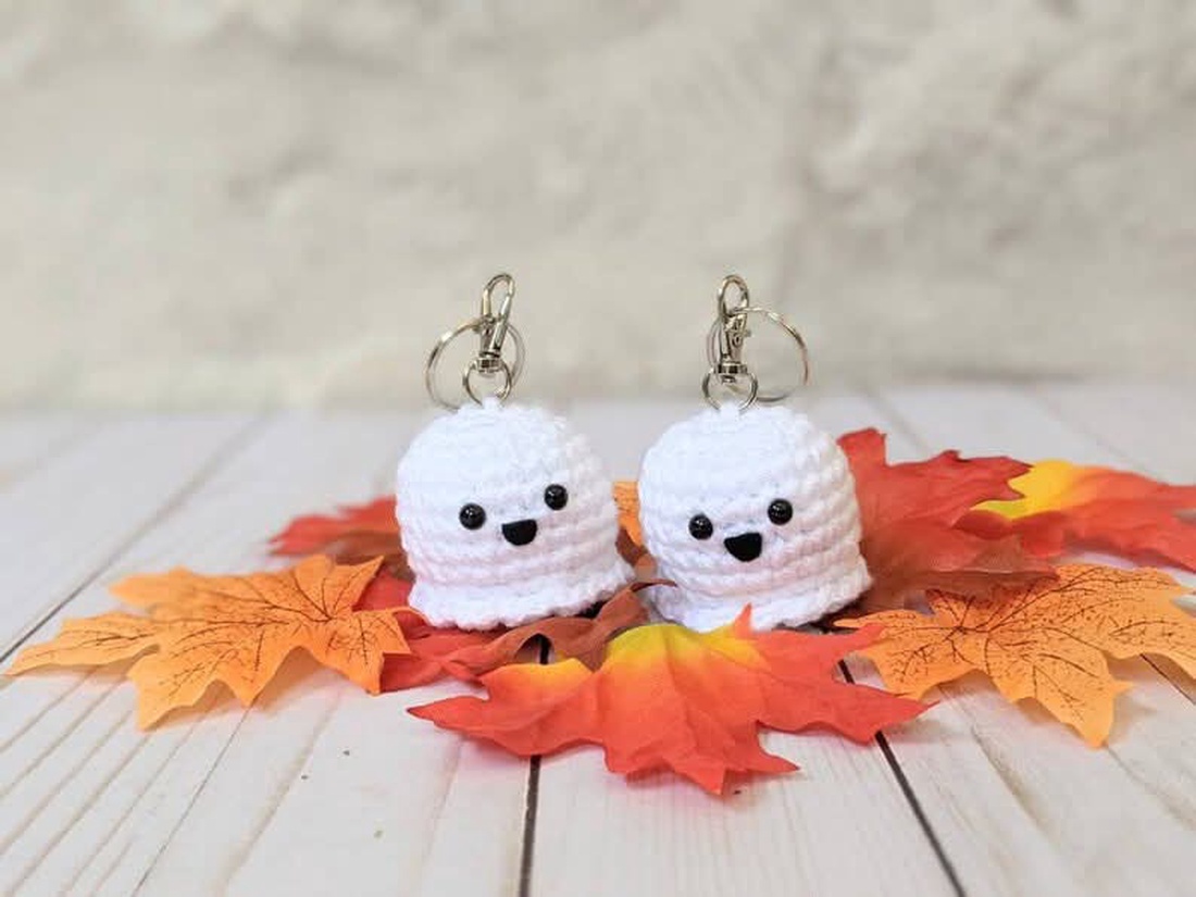 Breloc crosetat fantoma - geantă și husă - accesorii genți - breloc - Artynos.ro Breloc crosetat fantoma - geantă și husă - accesorii genți - breloc - Artynos.ro