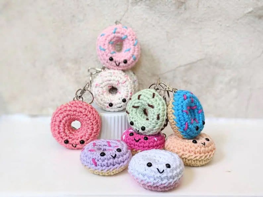 Breloc crosetat gogoasa - geantă și husă - accesorii genți - breloc - Artynos.ro Breloc crosetat gogoasa - geantă și husă - accesorii genți - breloc - Artynos.ro