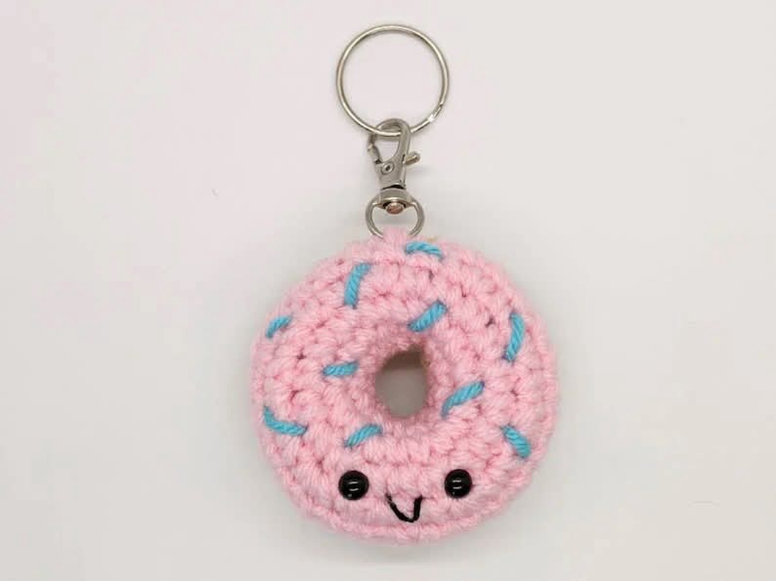 Breloc crosetat gogoasa - geantă și husă - accesorii genți - breloc - Artynos.ro Breloc crosetat gogoasa - geantă și husă - accesorii genți - breloc - Artynos.ro