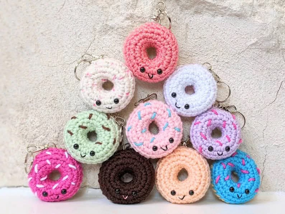 Breloc crosetat gogoasa - geantă și husă - accesorii genți - breloc - Artynos.ro Breloc crosetat gogoasa - geantă și husă - accesorii genți - breloc - Artynos.ro