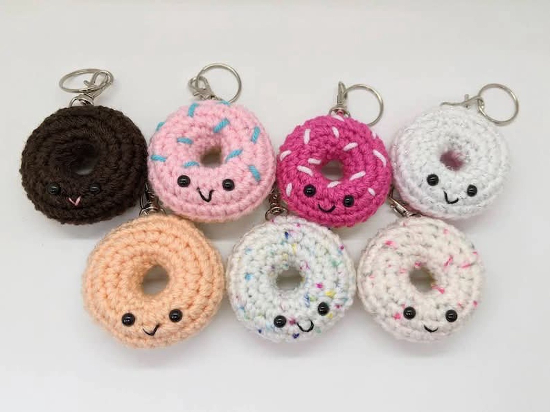 Breloc crosetat gogoasa - geantă și husă - accesorii genți - breloc - Artynos.ro Breloc crosetat gogoasa - geantă și husă - accesorii genți - breloc - Artynos.ro