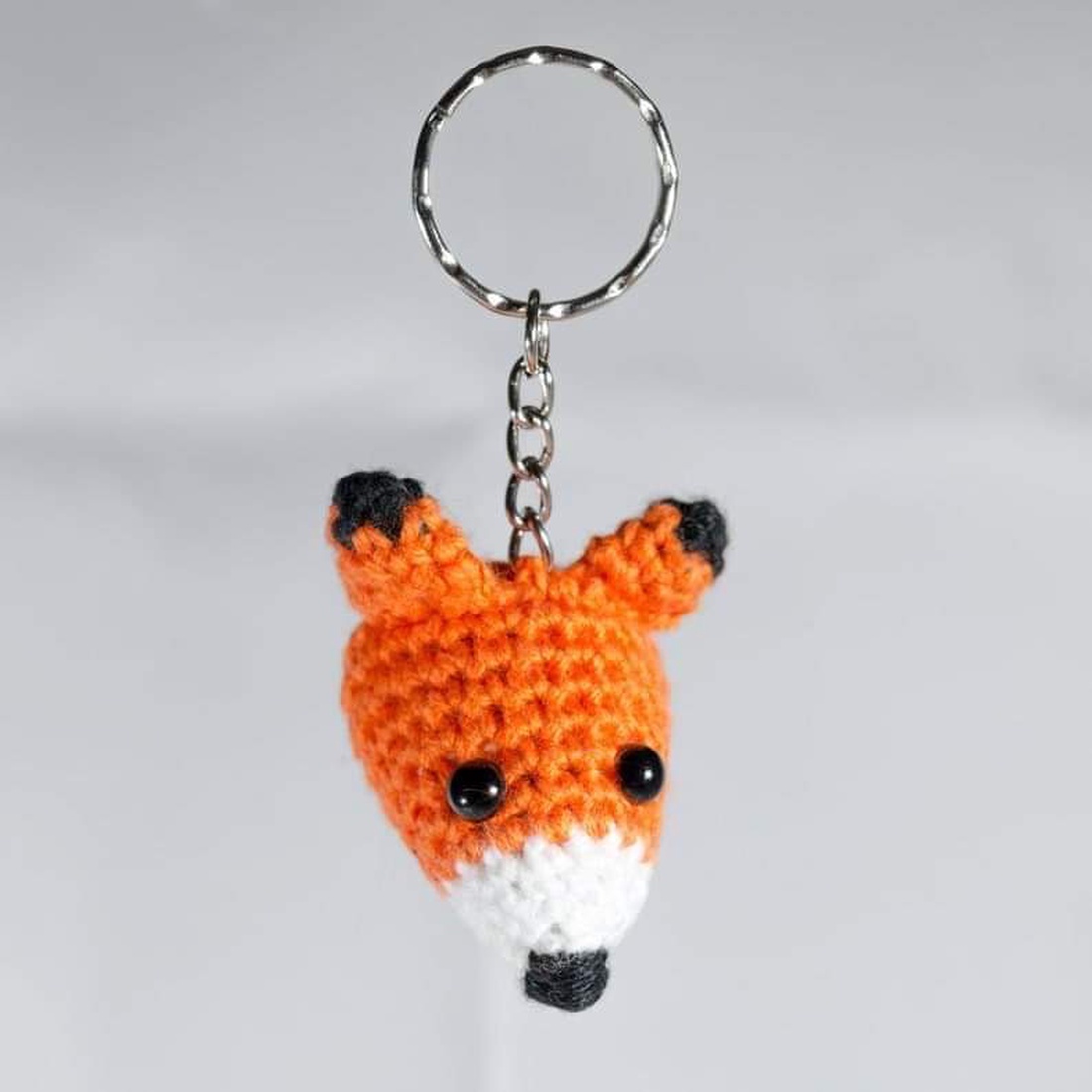 Breloc crosetat vulpita - geantă și husă - accesorii genți - breloc - Artynos.ro Breloc crosetat vulpita - geantă și husă - accesorii genți - breloc - Artynos.ro