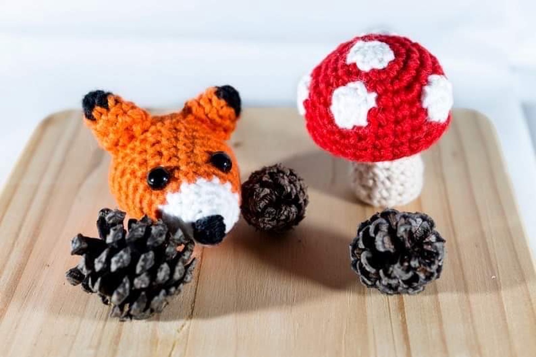 Breloc crosetat vulpita - geantă și husă - accesorii genți - breloc - Artynos.ro Breloc crosetat vulpita - geantă și husă - accesorii genți - breloc - Artynos.ro