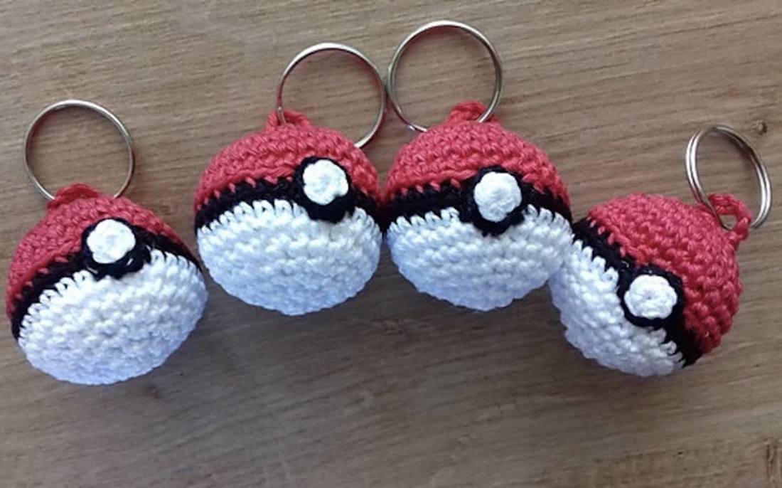 Breloc crosetat Pokeball - geantă și husă - accesorii genți - breloc - Artynos.ro Breloc crosetat Pokeball - geantă și husă - accesorii genți - breloc - Artynos.ro