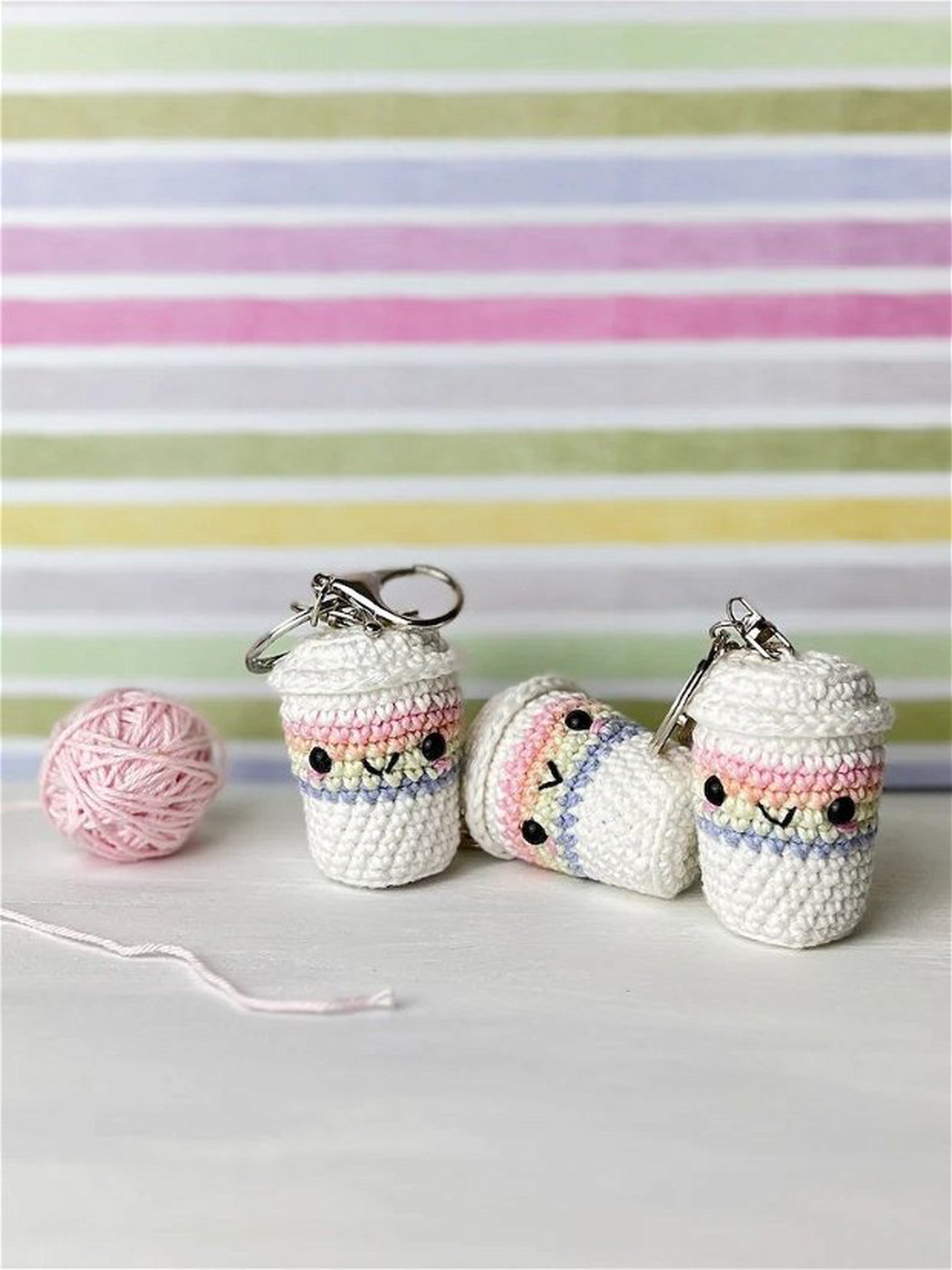 Breloc crosetat cafea - geantă și husă - accesorii genți - breloc - Artynos.ro Breloc crosetat cafea - geantă și husă - accesorii genți - breloc - Artynos.ro