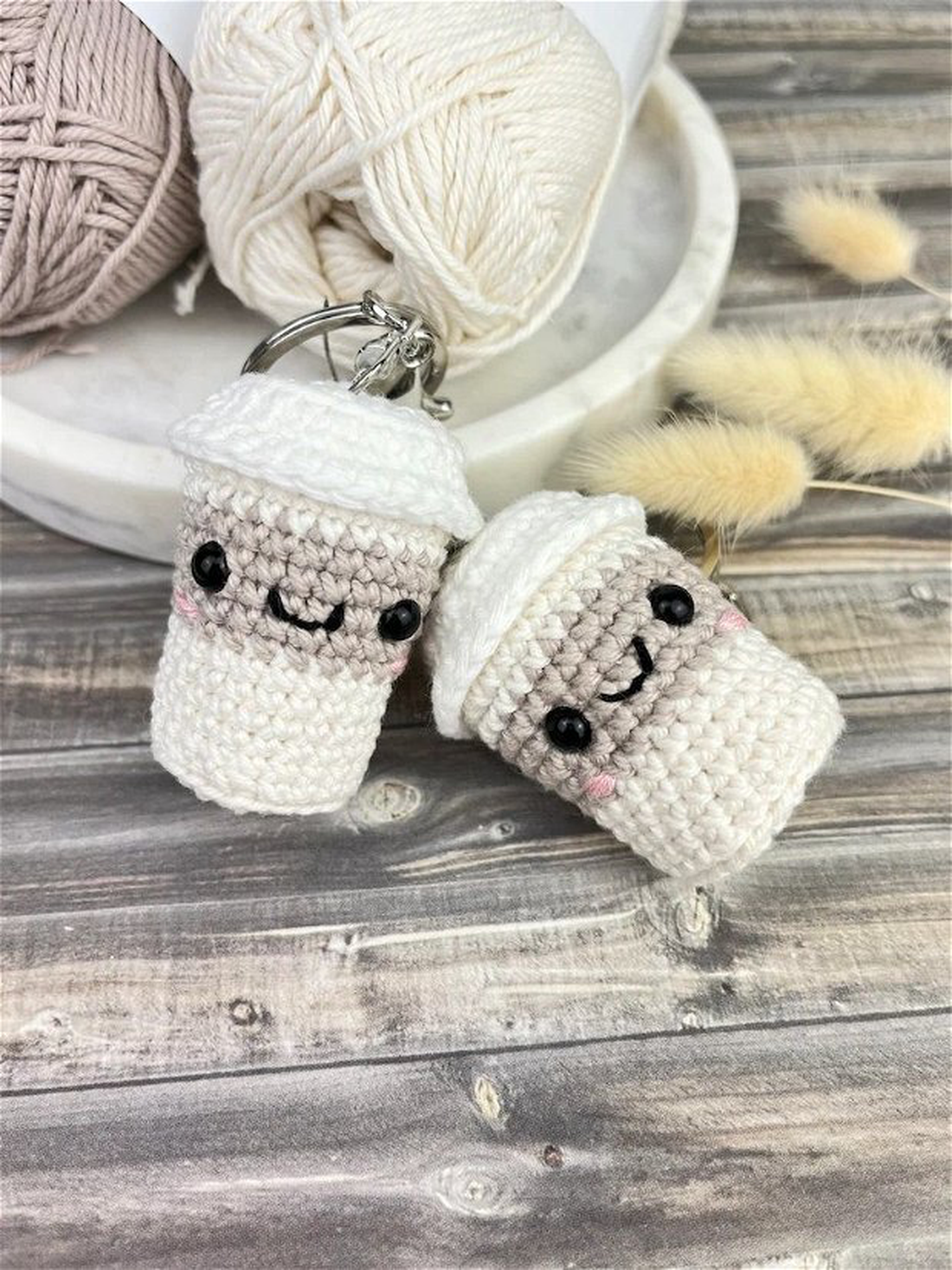 Breloc crosetat cafea - geantă și husă - accesorii genți - breloc - Artynos.ro Breloc crosetat cafea - geantă și husă - accesorii genți - breloc - Artynos.ro