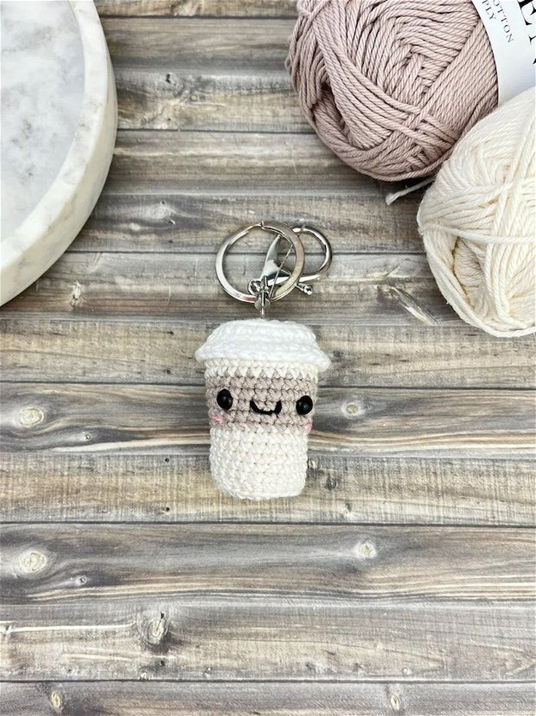 Breloc crosetat cafea - geantă și husă - accesorii genți - breloc - Artynos.ro Breloc crosetat cafea - geantă și husă - accesorii genți - breloc - Artynos.ro