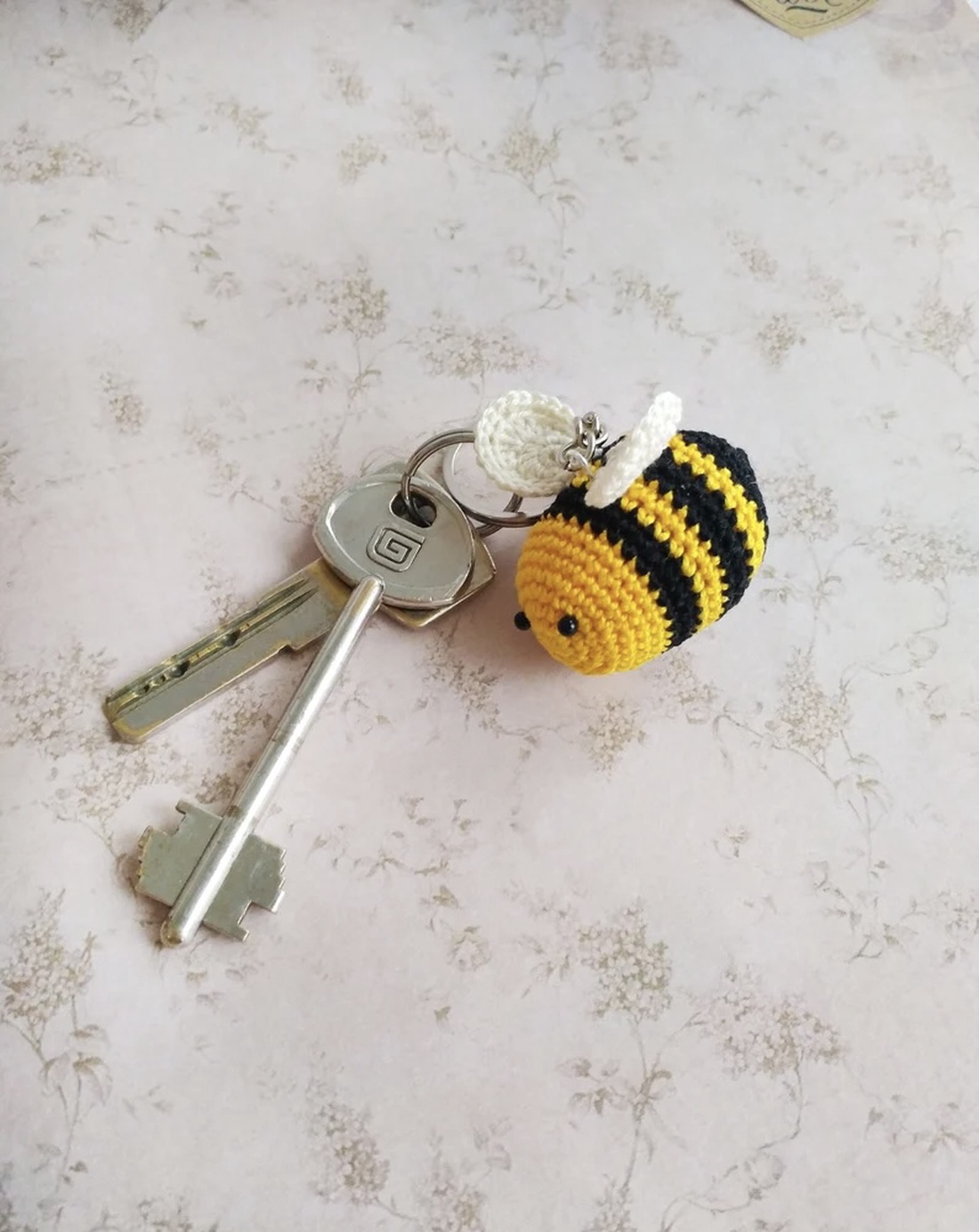 Breloc crosetat albinuta - geantă și husă - accesorii genți - breloc - Artynos.ro Breloc crosetat albinuta - geantă și husă - accesorii genți - breloc - Artynos.ro