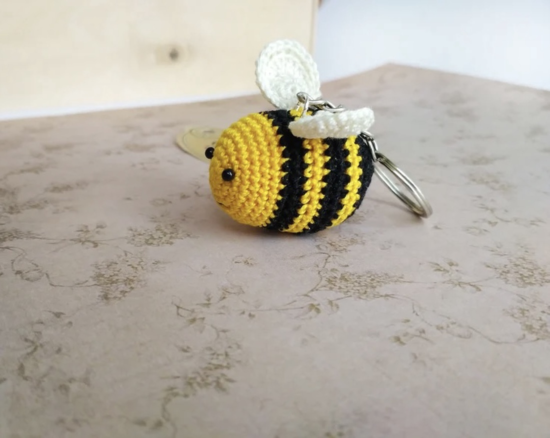 Breloc crosetat albinuta - geantă și husă - accesorii genți - breloc - Artynos.ro Breloc crosetat albinuta - geantă și husă - accesorii genți - breloc - Artynos.ro