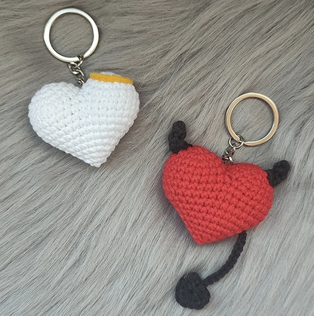Breloc crosetat inimioara - geantă și husă - accesorii genți - breloc - Artynos.ro Breloc crosetat inimioara - geantă și husă - accesorii genți - breloc - Artynos.ro