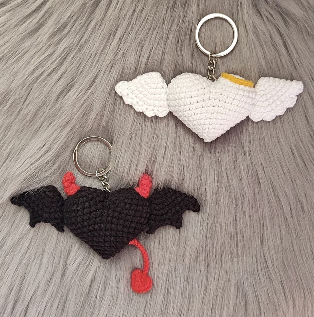 Breloc crosetat inimioara - geantă și husă - accesorii genți - breloc - Artynos.ro Breloc crosetat inimioara - geantă și husă - accesorii genți - breloc - Artynos.ro