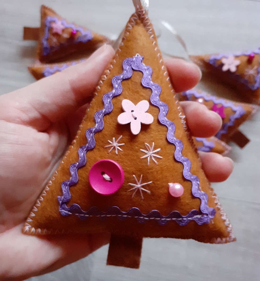 Ornamente din fetru cu model de turtă dulce - - Artynos.ro Ornamente din fetru cu model de turtă dulce - - Artynos.ro