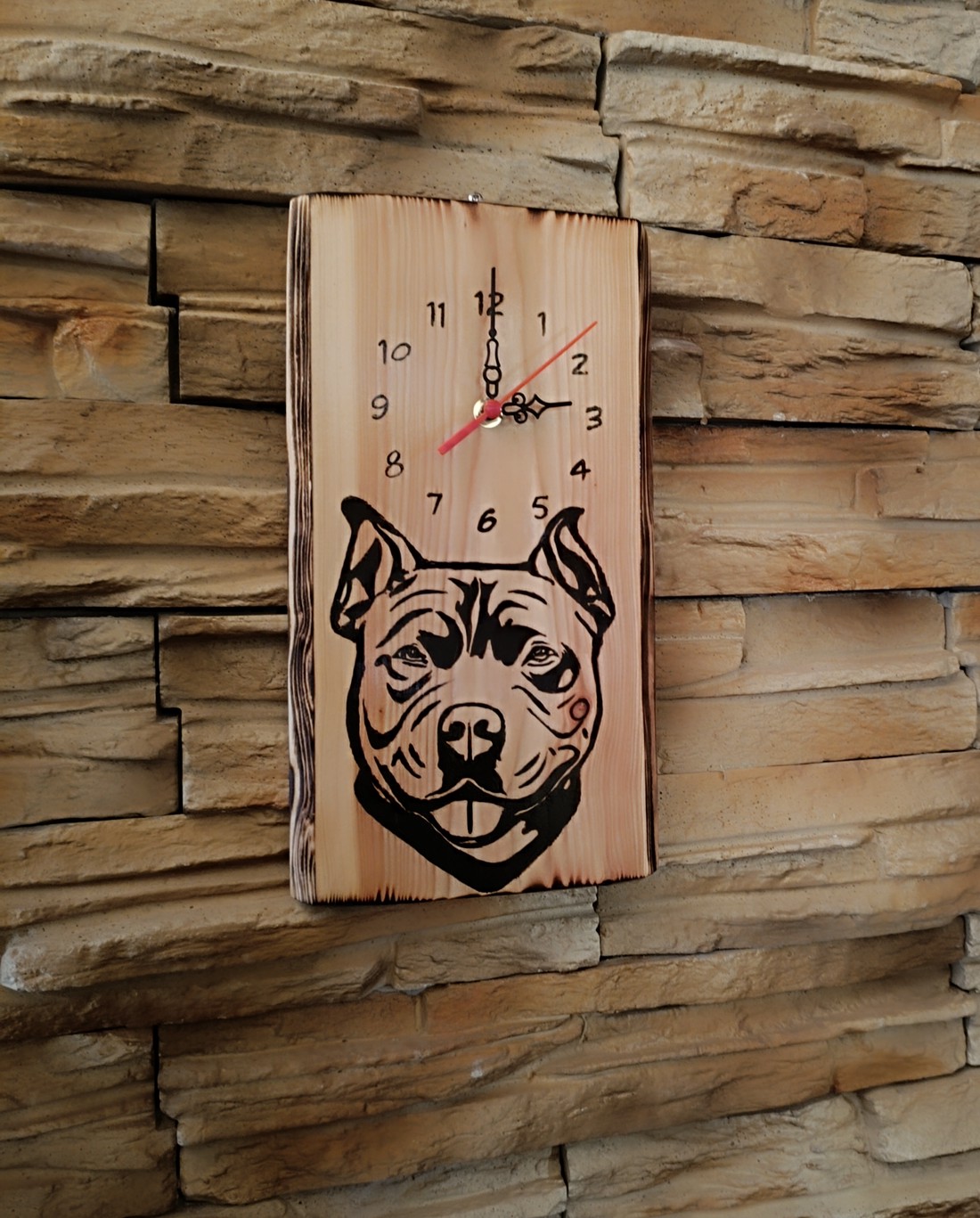 Ceas de perete din lemn cu câine pit bull - - Artynos.ro Ceas de perete din lemn cu câine pit bull - - Artynos.ro