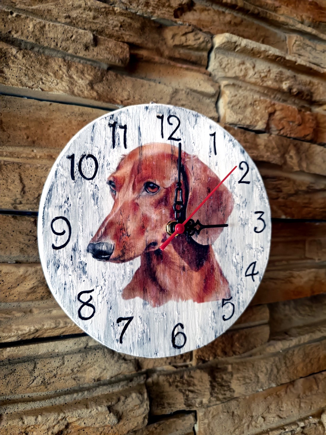 Ceas de perete din lemn în stil vintage cu câine dachshund maro - - Artynos.ro Ceas de perete din lemn în stil vintage cu câine dachshund maro - - Artynos.ro