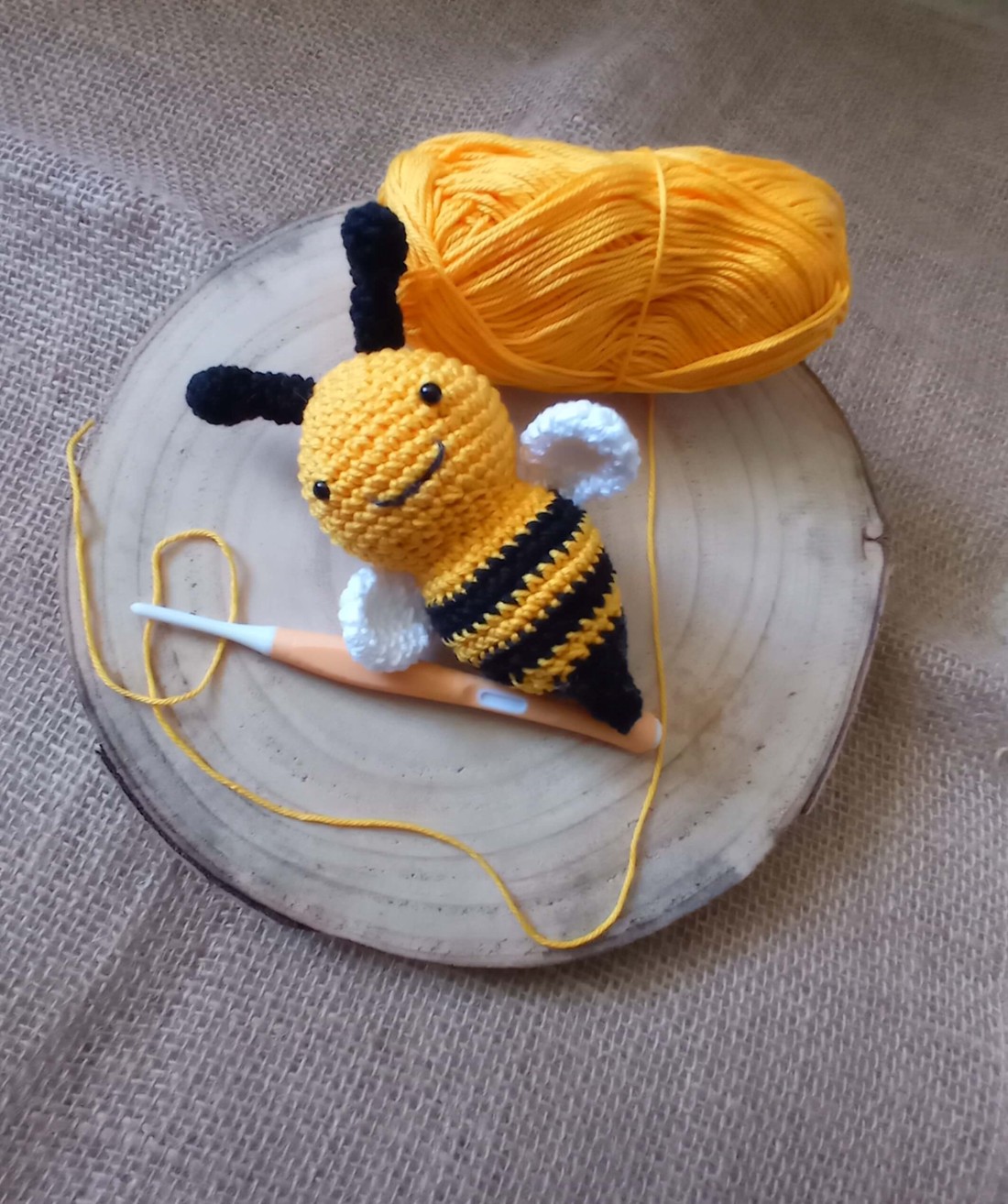 Albină de croșetat - jucării și echipamente pentru copii - plușuri - figurine de pluș - Artynos.ro Albină de croșetat - jucării și echipamente pentru copii - plușuri - figurine de pluș - Artynos.ro