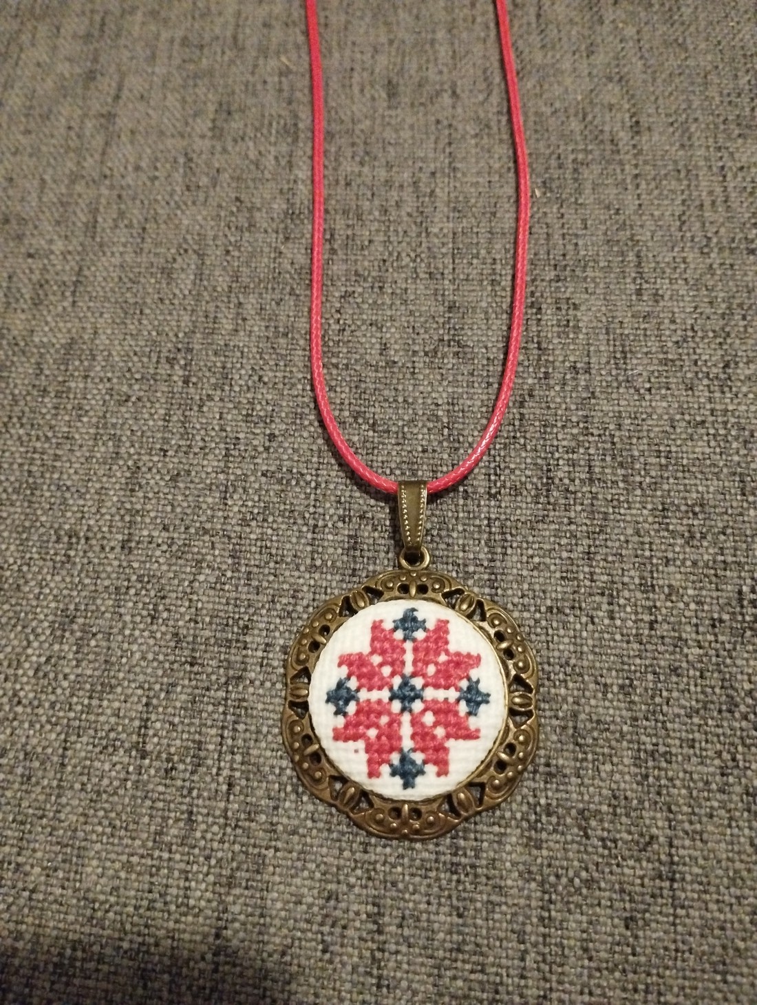 colier brodat cruce cu motiv popular - - Artynos.ro colier brodat cruce cu motiv popular - - Artynos.ro