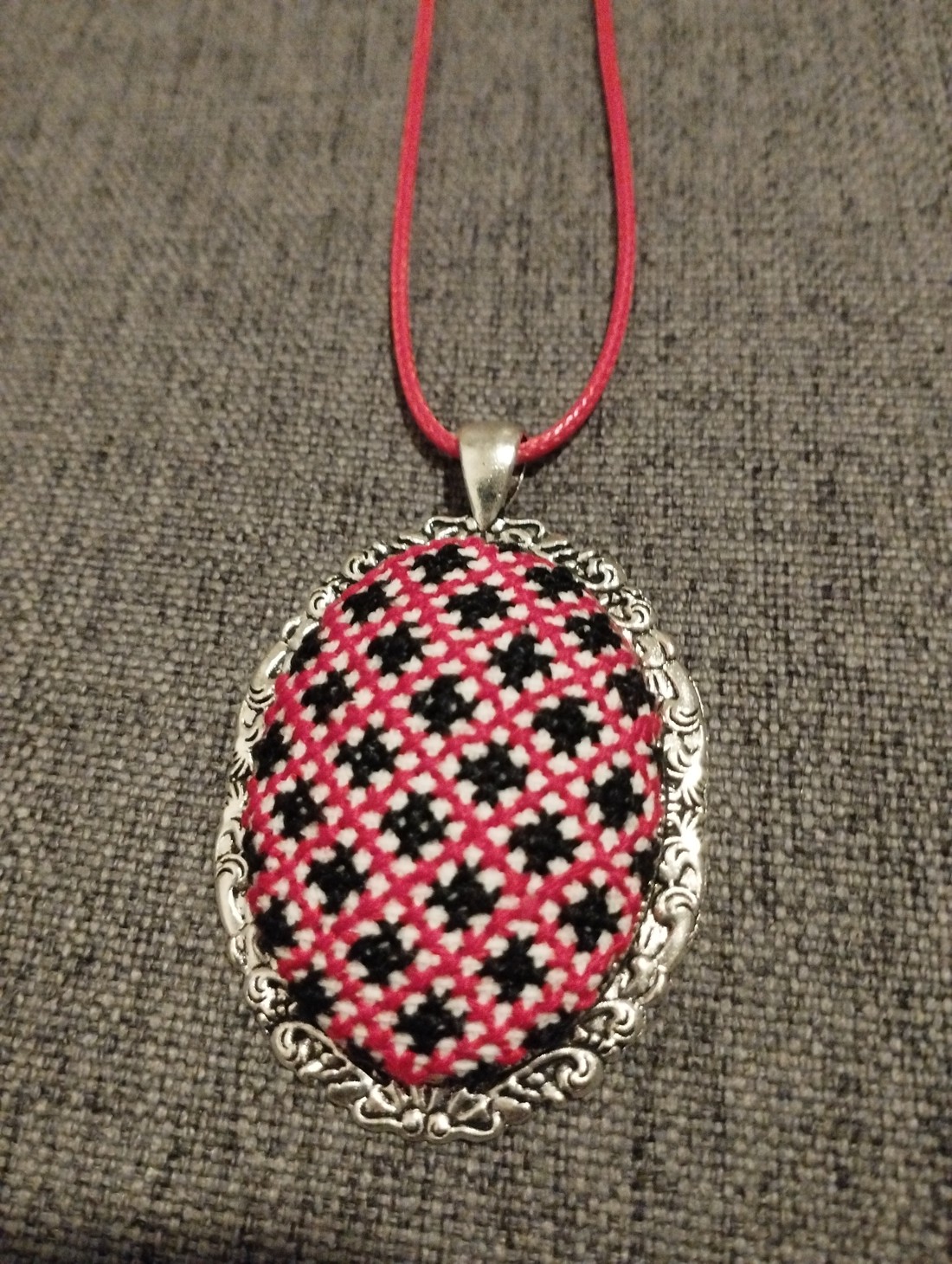 colier brodat cruce cu motiv popular -  - Artynos.ro