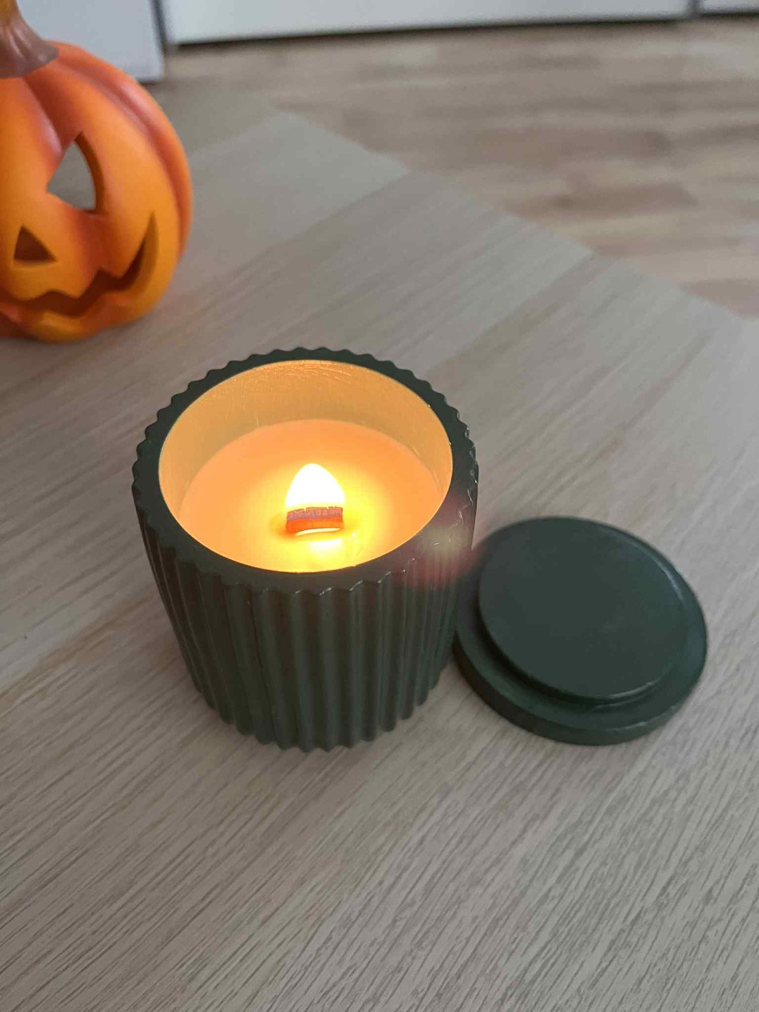 Lumânare parfumată din ceară de soia în borcan ceramic realizat manual cu capac - casă & stil de viață - lumânări, parfumuri, arome - lumânare - lumânări artizanale - Artynos.ro