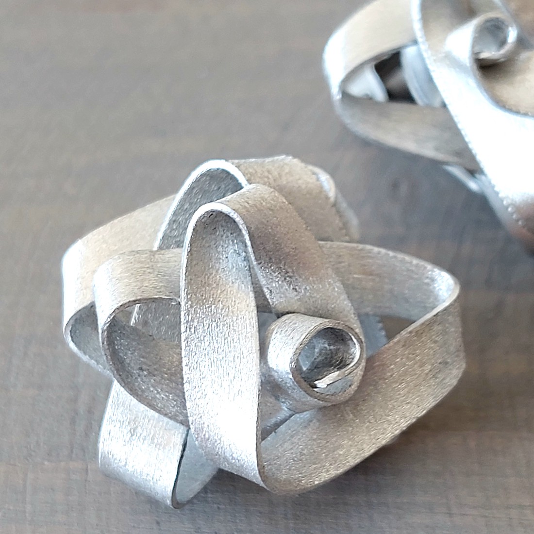 Cercei cu trandafiri din aluminiu -  - Artynos.ro Cercei cu trandafiri din aluminiu -  - Artynos.ro