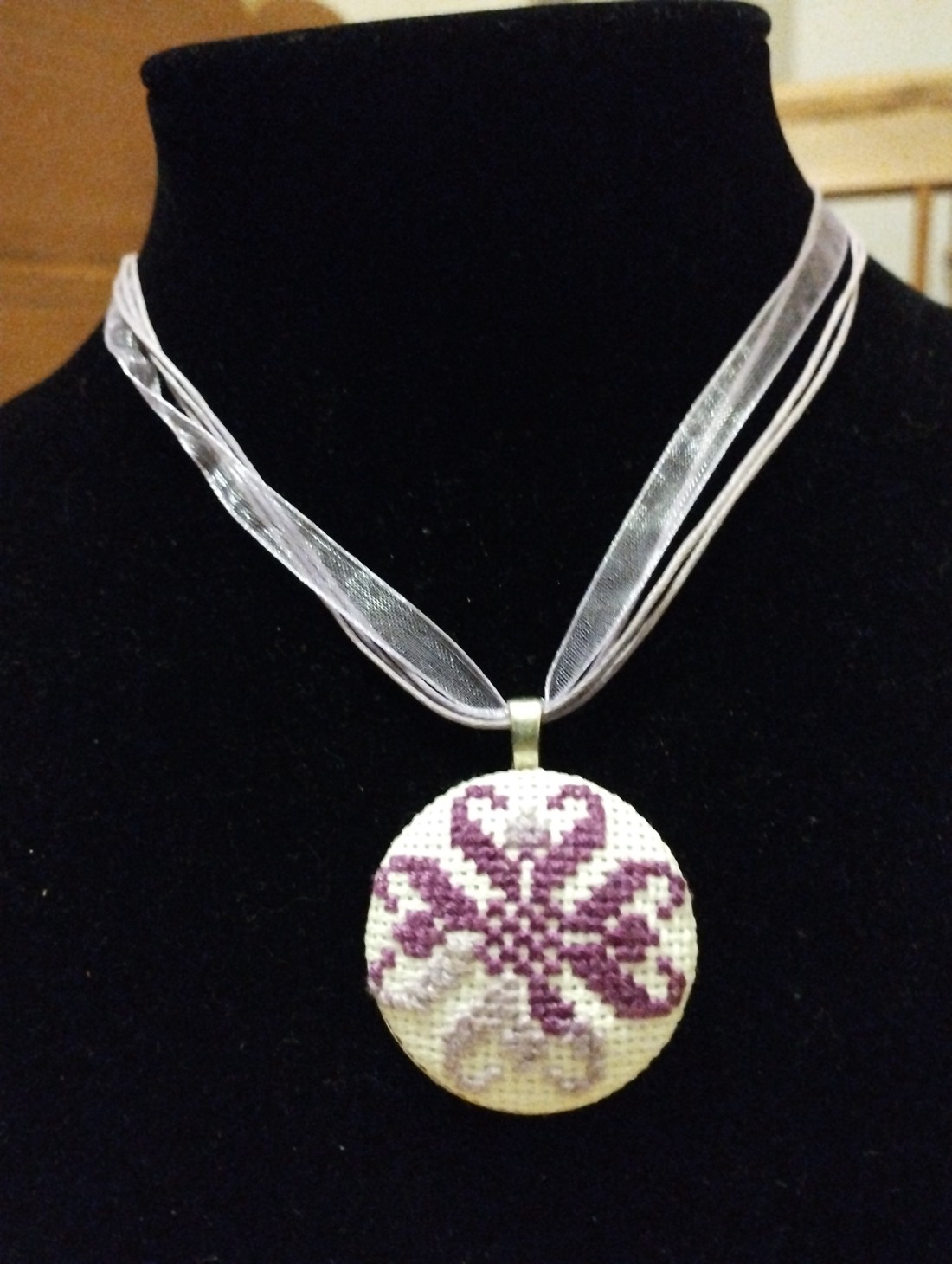 colier brodat cruce cu motiv popular -  - Artynos.ro