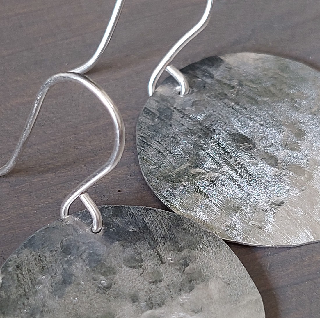 Cercei circulari din aluminiu cu pandantiv - bijuterii - cercei hoops - Artynos.ro Cercei circulari din aluminiu cu pandantiv - bijuterii - cercei hoops - Artynos.ro