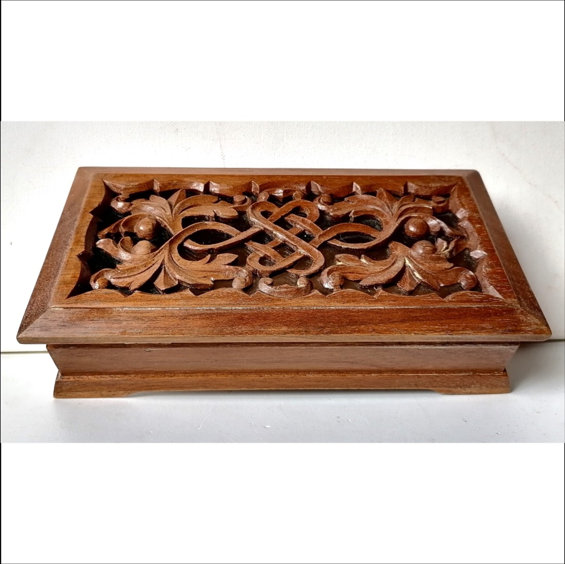 Cutie pentru bijuterii în formă de cufăr celtic, sculptată cu împletituri infinite - arte vizuale și accesorii  - alte arte - Artynos.ro