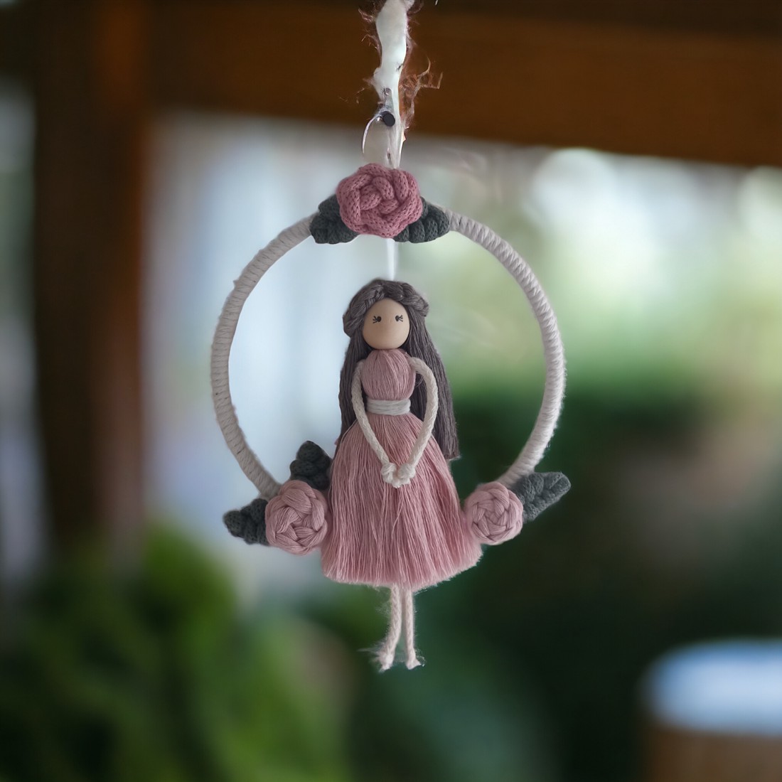 Decor de perete cu trandafiri macramé păpușă - - Artynos.ro Decor de perete cu trandafiri macramé păpușă - - Artynos.ro