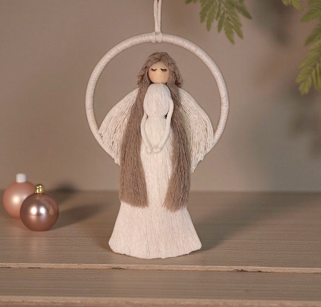 Macrame înger decor de perete - înger lung alb îmbrăcat cu aripi pe un cerc macrame - crăciun - decorațiuni de crăciun de casă - Artynos.ro