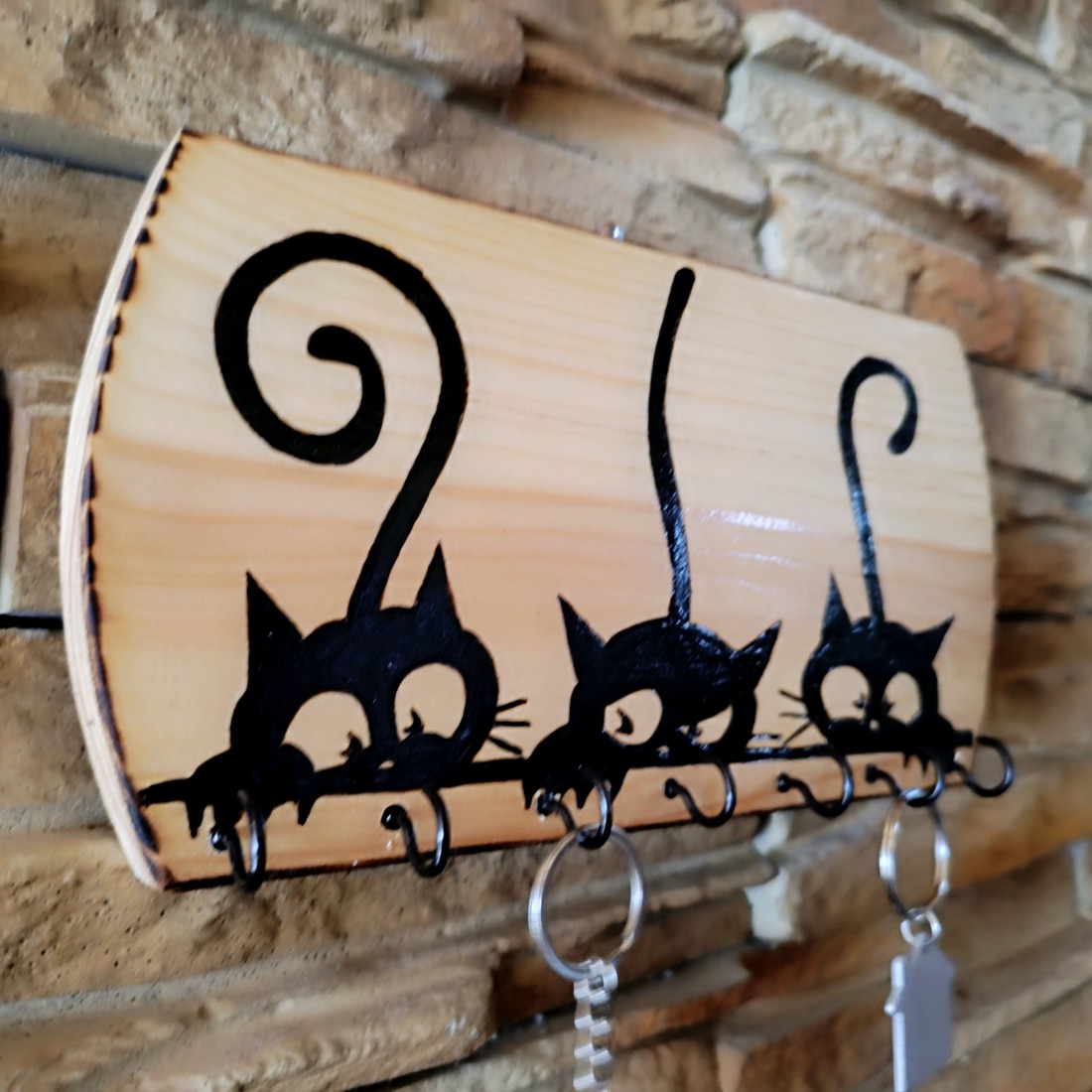 Suport de chei din lemn pentru perete cu trei pisici negre - casă & stil de viață - decorațiuni de casă - decorațiuni de pereți - suport pentru chei - Artynos.ro