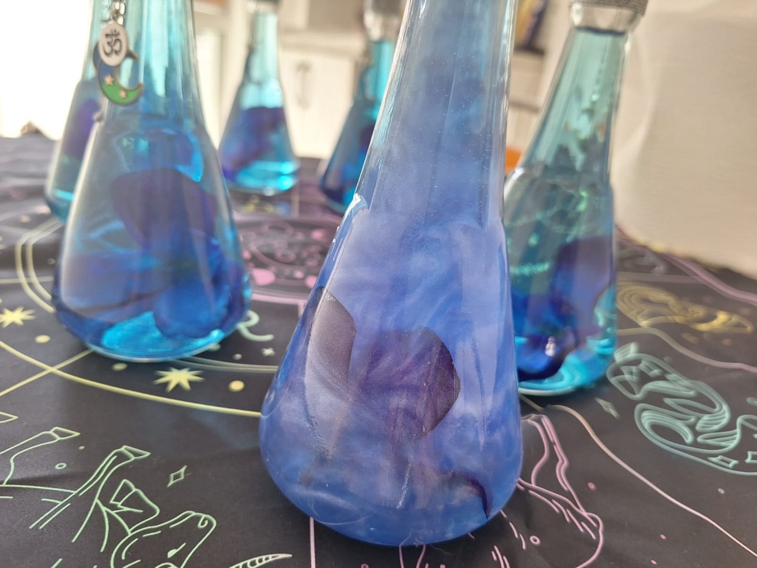 Licoare magică pentru terapie prin culoare; ține la distanță energiile negative; de pace interioară - casă & stil de viață - accesorii pentru decorat casa - decorațiuni de masă și decorațiuni pentru rafturi - sticle ornamentale - Artynos.ro Licoare magică pentru terapie prin culoare; ține la distanță energiile negative; de pace interioară - casă & stil de viață - accesorii pentru decorat casa - decorațiuni de masă și decorațiuni pentru rafturi - sticle ornamentale - Artynos.ro