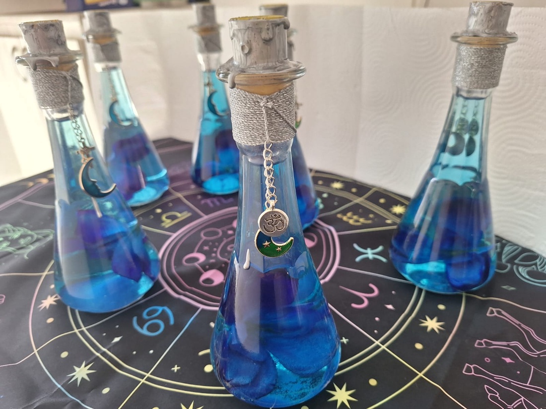 Licoare magică pentru terapie prin culoare; ține la distanță energiile negative; de pace interioară - casă & stil de viață - accesorii pentru decorat casa - decorațiuni de masă și decorațiuni pentru rafturi - sticle ornamentale - Artynos.ro Licoare magică pentru terapie prin culoare; ține la distanță energiile negative; de pace interioară - casă & stil de viață - accesorii pentru decorat casa - decorațiuni de masă și decorațiuni pentru rafturi - sticle ornamentale - Artynos.ro