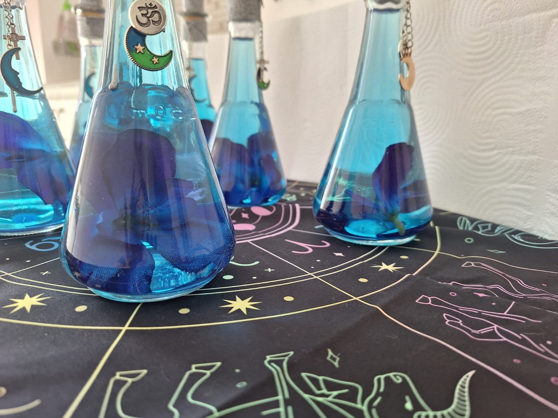 Licoare magică pentru terapie prin culoare; ține la distanță energiile negative; de pace interioară - casă & stil de viață - accesorii pentru decorat casa - decorațiuni de masă și decorațiuni pentru rafturi - sticle ornamentale - Artynos.ro Licoare magică pentru terapie prin culoare; ține la distanță energiile negative; de pace interioară - casă & stil de viață - accesorii pentru decorat casa - decorațiuni de masă și decorațiuni pentru rafturi - sticle ornamentale - Artynos.ro