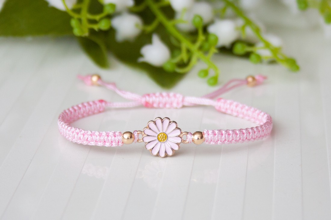 Brățară macramé împletită - Floare roz deschis - - Artynos.ro Brățară macramé împletită - Floare roz deschis - - Artynos.ro
