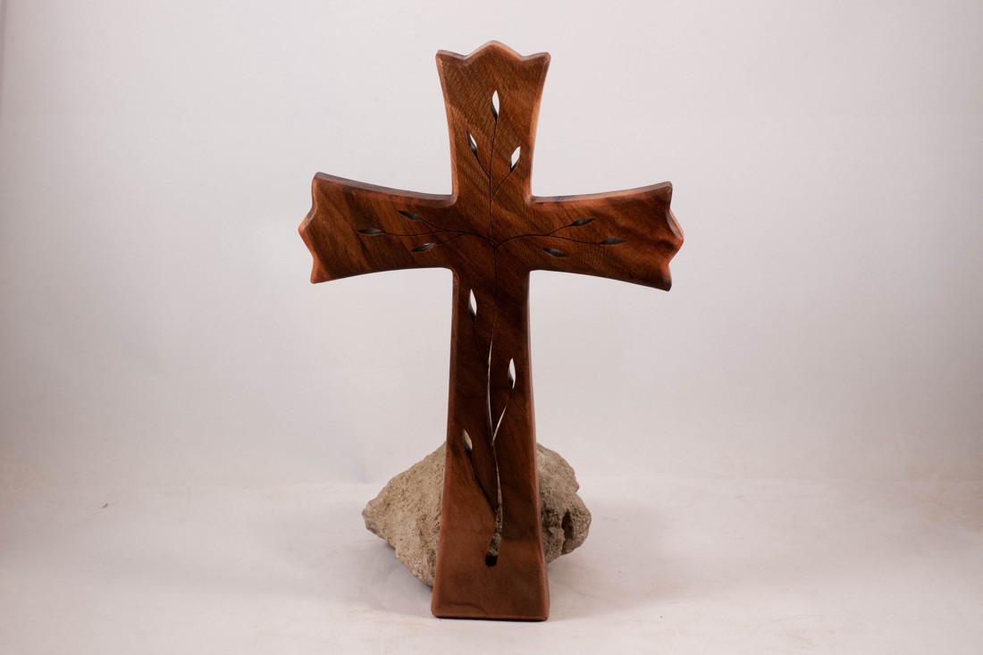 Cruce din lemn modelată, cruce de perete - - Artynos.ro Cruce din lemn modelată, cruce de perete - - Artynos.ro