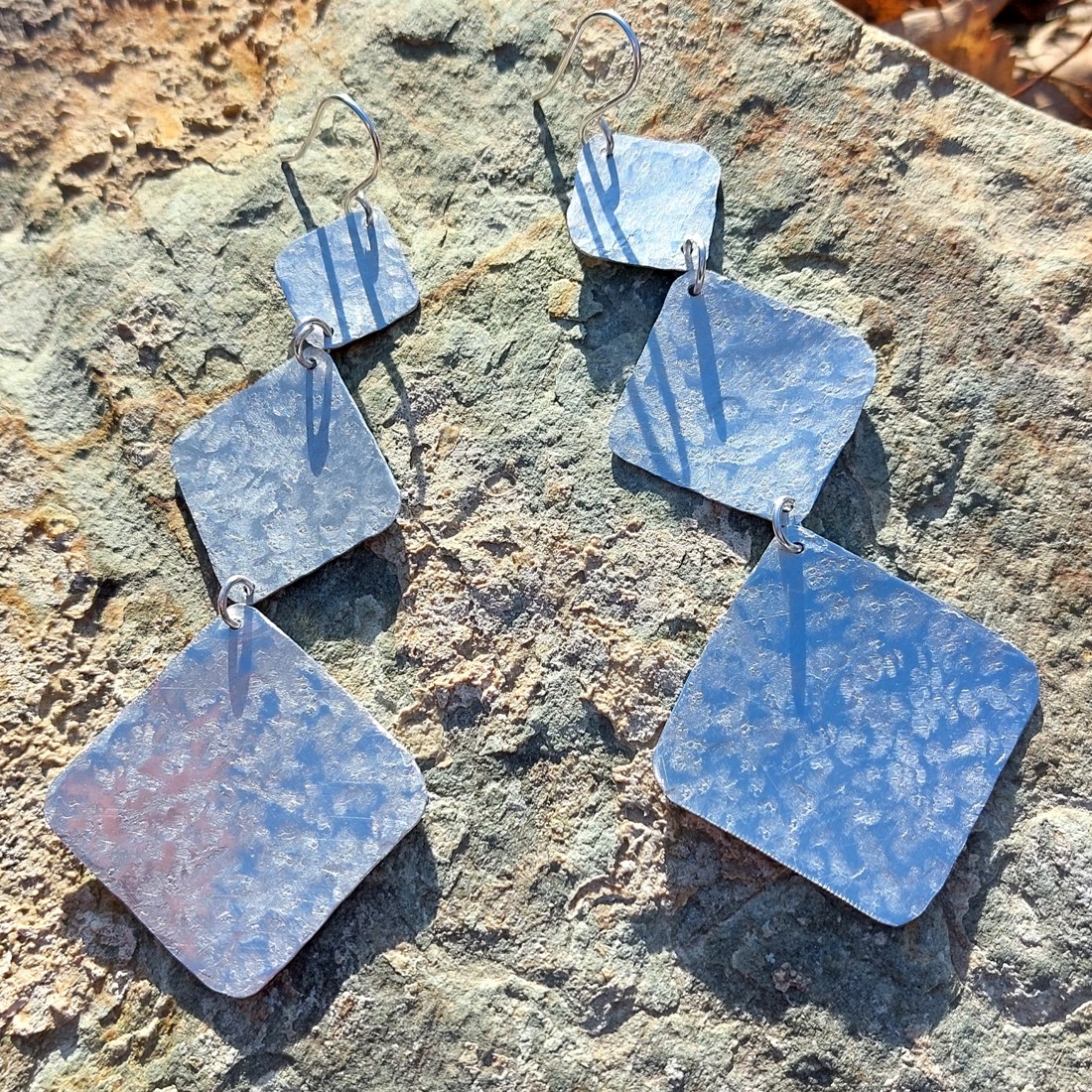 Cercei minimali din aluminiu - bijuterii - cercei lungi - Artynos.ro Cercei minimali din aluminiu - bijuterii - cercei lungi - Artynos.ro