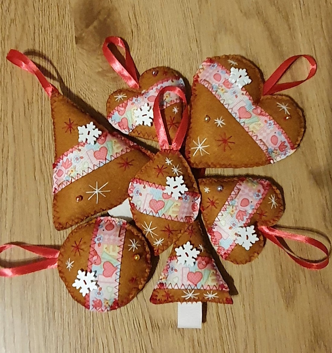 Gingerbread model simțit ornamente alb - roz -  - Artynos.ro