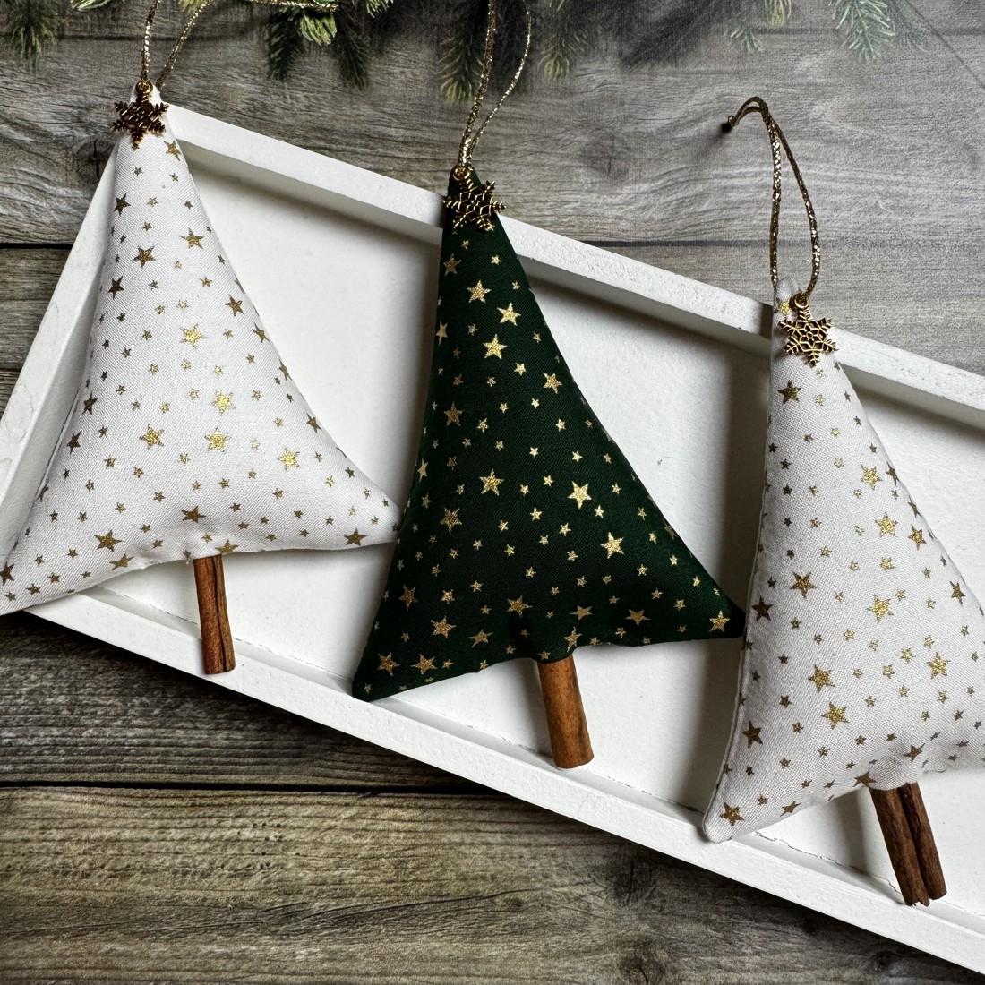 Pom de pin ornament de Crăciun cu bețe de scorțișoară / set de 3/ - crăciun - decorațiuni de crăciun de casă - figurine pentru pomul de crăciun - Artynos.ro