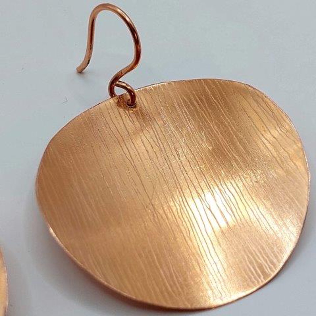 Cercei minimaliști, unici, din cupru frumos strălucitor -  - Artynos.ro Cercei minimaliști, unici, din cupru frumos strălucitor -  - Artynos.ro