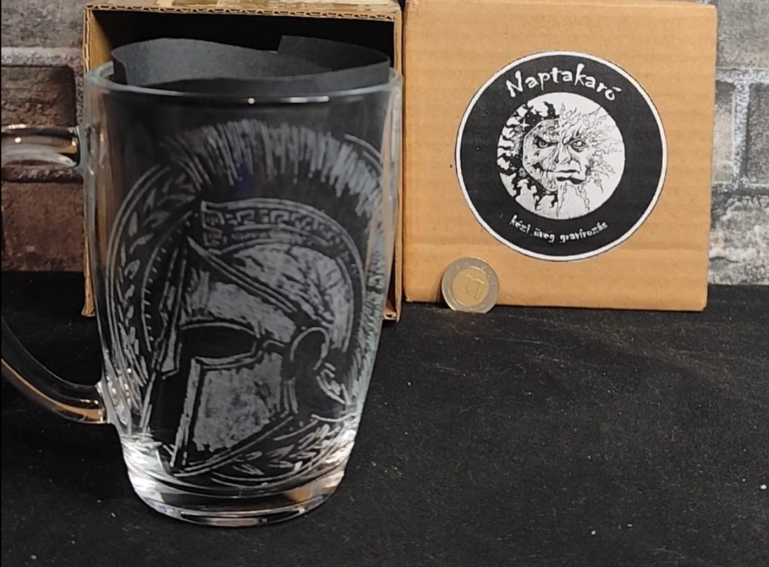 Cană de sticlă cu model de cască spartană  -  - Artynos.ro