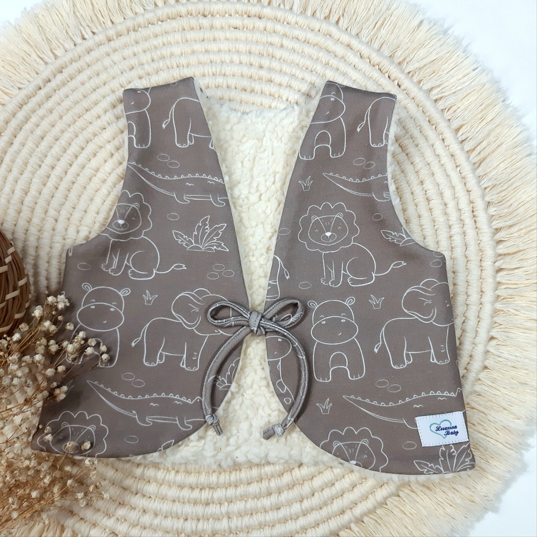 Vestă pentru copii, aventură safari, latte, LuannaBaby - îmbrăcăminte și modă - haine bebeluși și copii - veste copii - Artynos.ro Vestă pentru copii, aventură safari, latte, LuannaBaby - îmbrăcăminte și modă - haine bebeluși și copii - veste copii - Artynos.ro