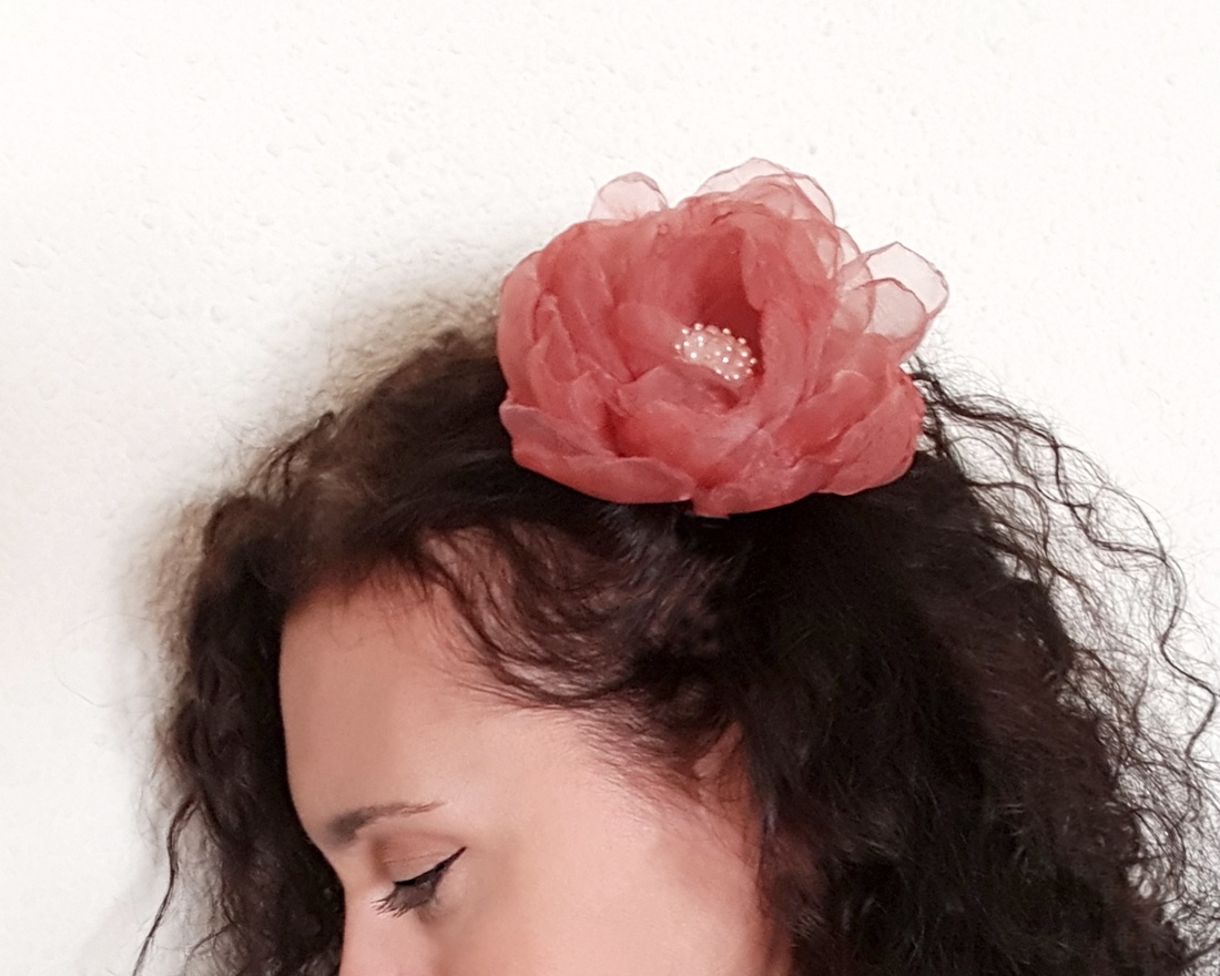 Floare rosu-inchis din organza pentru par - îmbrăcăminte și modă - accesorii păr - flori pentru păr - Artynos.ro