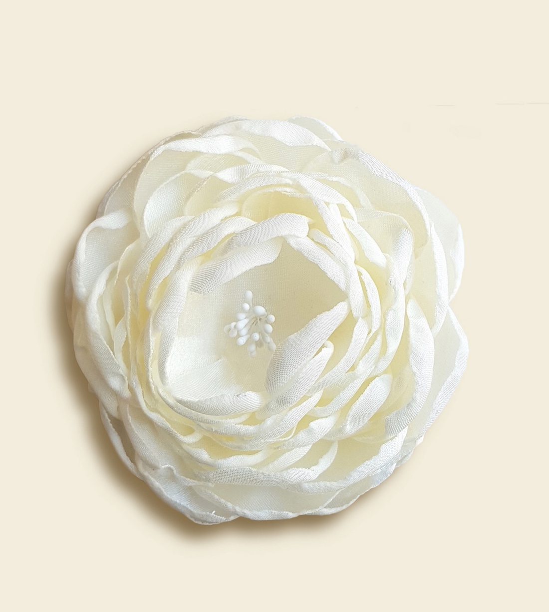 Floare alba din satin pentru par - accesorii nuntă - ornamente de păr de nuntă - accesorii păr nuntă - Artynos.ro