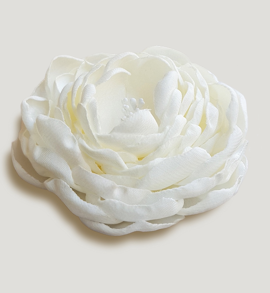 Floare alba din satin pentru par - accesorii nuntă - ornamente de păr de nuntă - accesorii păr nuntă - Artynos.ro