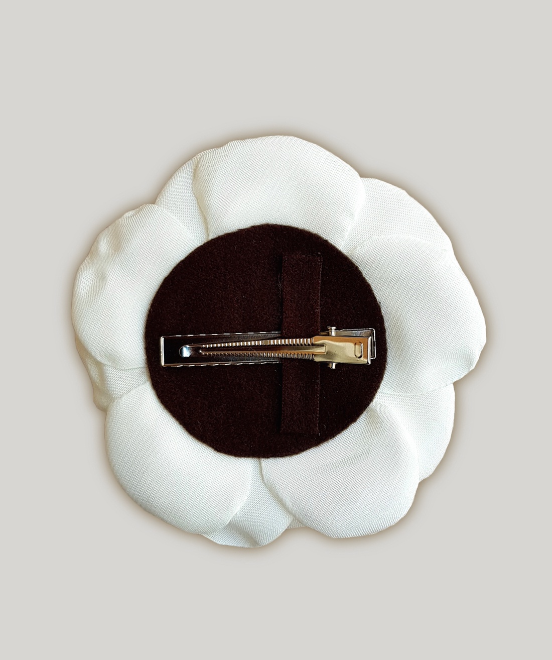 Floare alba din satin pentru par - accesorii nuntă - ornamente de păr de nuntă - accesorii păr nuntă - Artynos.ro