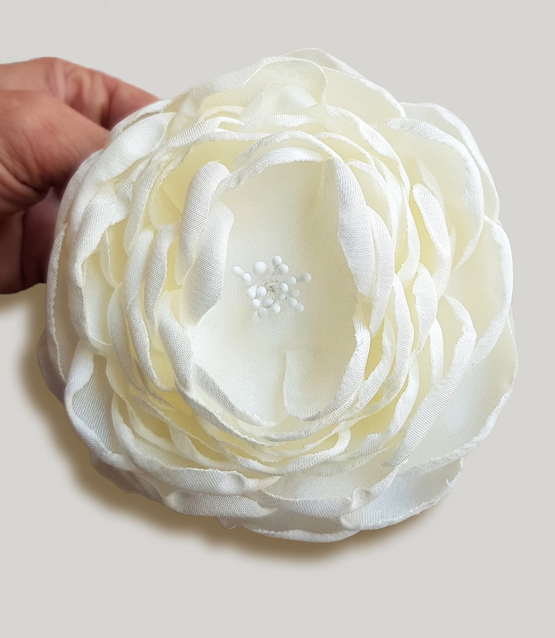 Floare alba din satin pentru par - accesorii nuntă - ornamente de păr de nuntă - accesorii păr nuntă - Artynos.ro