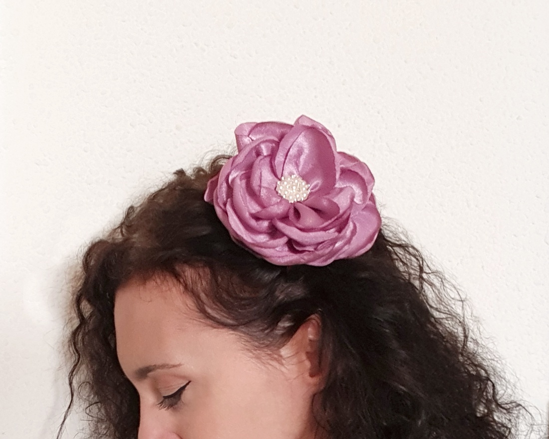 Floare roz din satin pentru par - îmbrăcăminte și modă - accesorii păr - accesorii de păr - Artynos.ro